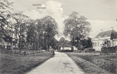 7336 Gezicht op de Hoofdstraat te Baarn uit het oosten, met op de achtergrond het tolhuis.